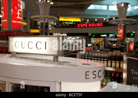 Duty Free Shops und Zeichen, Nord-Terminal, Flughafen Gatwick, UK Stockfoto