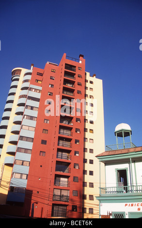 Farbenfroher moderner Wolkenkratzer im Kontrast zum historischen Holzhaus in der Calle Baquedano Street, Iquique, Chile Stockfoto