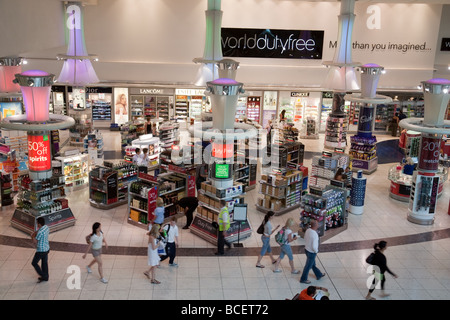 Passagiere im Duty Free Shop, Abfahrten, North terminal Gatwick Flughafen, Vereinigtes Königreich Stockfoto