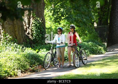 Mutter und Tochter Wandern Fahrräder im park Stockfoto