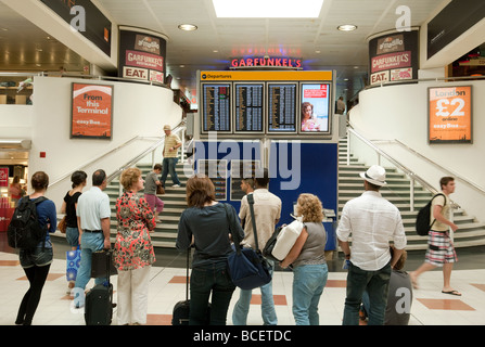 Fluglinie Abfahrt Zeichen, Nord-Terminal, Flughafen Gatwick, UK Stockfoto