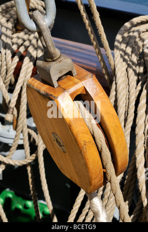 Nahaufnahme Detail der Umlenkrolle Flaschenzug mit Seil Stockfoto