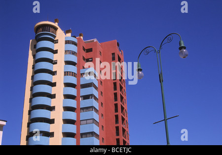 Farbenfroher, moderner Hochhaus-Apartmentblock / Wolkenkratzer und altmodische Straßenlaterne, Iquique, Chile Stockfoto