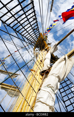 Nachschlagen von einem Großsegler-mast Stockfoto