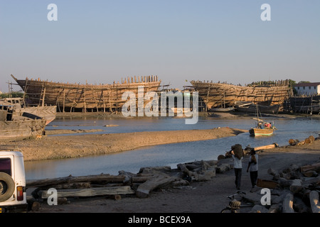 Große hölzerne Schiffe manuell auf Werft gebaut. Rukmavati River, Mandvi Strand, Kutch, Bundesstaat Gujarat, Indien Stockfoto