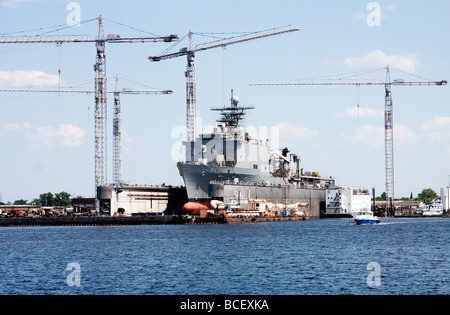 Die USS Whidbey Island LSD 41 Navy marine Schlachtschiff in einem Trockendock in Norfolk Virginia immer für Wartung Reparatur Stockfoto