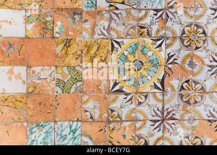 Kirche von Soccorso, Forio, Ischia - die alten, gemusterten Mosaikfliesen an der Wand, die zur Kirche führt Stockfoto