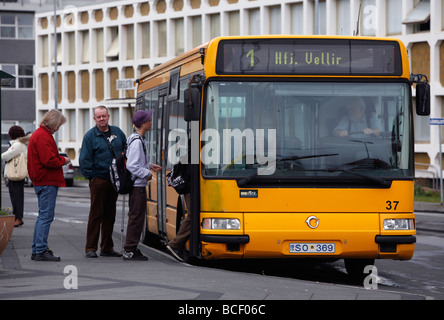 Menschen, die einsteigen in einen Stadtbus, Reykjavík, Island Stockfoto