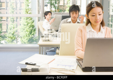 Drei Menschen, die im Büro arbeiten Stockfoto