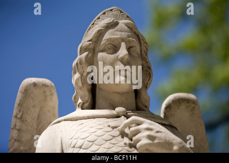 Dies ist eine Statue des Engels vor einer Kirche Stockfoto