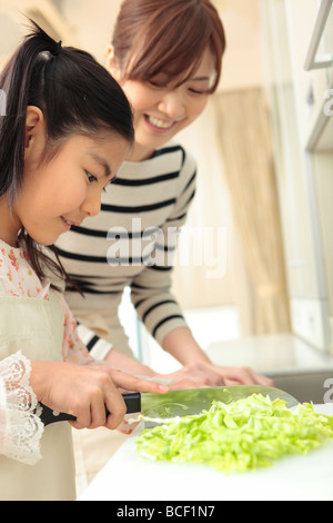 Mutter und Tochter Kochen Stockfoto