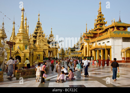 Myanmar, Burma, Yangon. Buddhisten beten in kleinen Stupas, Tempeln, Schreinen, Gebetshallen, Pavillons. Stockfoto