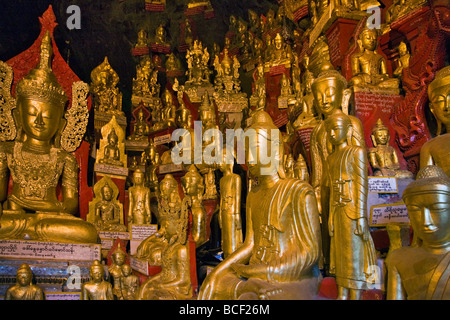 Myanmar. Burma. Pindaya. Einige der 8.000 goldenen Statuen des Buddha sind in umfangreichen Kalksteinhöhlen bei Pindaya untergebracht. Stockfoto