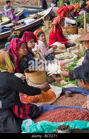 Myanmar. Burma. Inle See. PA-O Frauen verkaufen Bauernhof produzieren auf dem schwimmenden Markt von Ywa-Ma am Inle See. Stockfoto