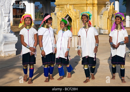 Myanmar, Burma, Lake Inle.  Padaung Frauen tragen traditionelle schwere Messing-Halsketten, die ihre Hälse zu verlängern Stockfoto