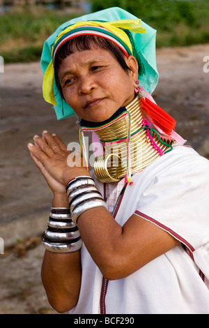 Myanmar, Burma, Lake Inle. Eine Padaung-Frau zeigt wie sie schläft in ihrem Messing-Kette durch Aushängen des unteren Teils. Stockfoto