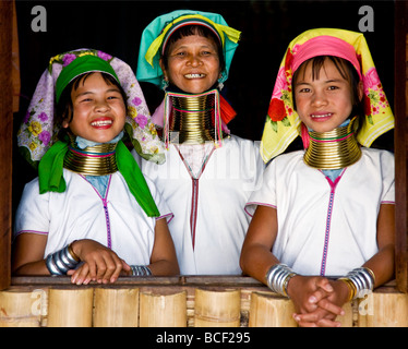 Myanmar, Burma, Lake Inle. Glücklich Padaung-Frauen, die Karen Unterstamm tragen ihre schwere Messing-Ketten angehören. Stockfoto