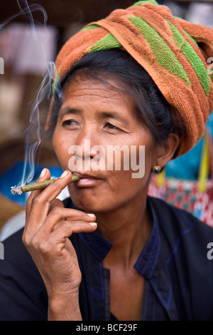 Myanmar, Burma, Lake Inle. Eine Pa-O-Frau in traditioneller Kleidung.  Das Rauchen von lokalen Cheroots ist unter Frauen weit verbreitet. Stockfoto