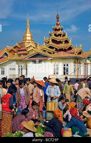 Myanmar, Burma, Lake Inle. Myanmar, Burma, Lake Inle. Der beliebte Phaung Daw Oo-Markt. Stockfoto