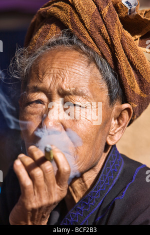 Myanmar, Burma, Lake Inle. Eine alte Pa-O Frau raucht eine Cheroot. Stockfoto