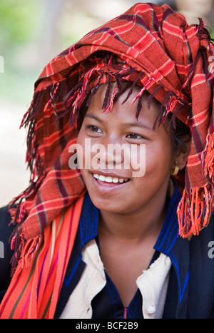 Myanmar, Burma, Lake Inle. Eine hübsche, junge Frau in Pa-O an Indein Markt. Stockfoto