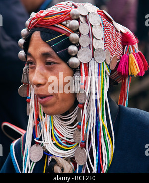 Myanmar, Burma, Kengtung. Ein Akha Frau trägt einen traditionellen Kopfschmuck aus Silber und Perlen. Stockfoto