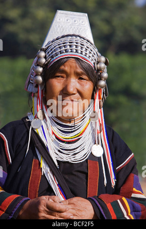 Myanmar, Burma, Kengtung. Ein Akha Frau trägt einen traditionellen Kopfschmuck aus Silber und Perlen. Stockfoto