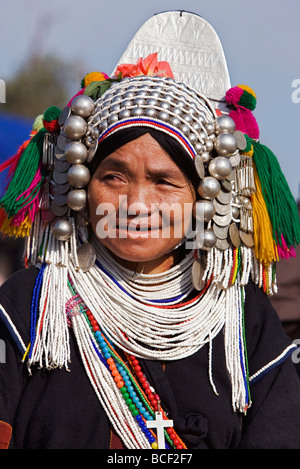 Myanmar, Burma, Kengtung. Ein Akha Frau trägt einen traditionellen Kopfschmuck aus Silber und Perlen. Stockfoto