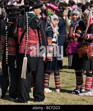 Myanmar, Burma, Kengtung. Eine Versammlung der Akha Männer und Frauen in traditionellen Kostümen bei einem Akha-Festival. Stockfoto