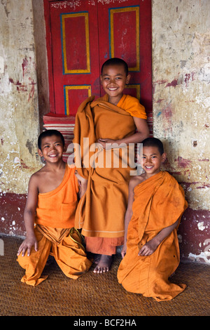 Myanmar, Burma, Ban-lo. Eine Gruppe von glücklichen jungen Novizen im Kloster in Ban-lo, einem Shan-Dorf außerhalb von Kengtung. Stockfoto