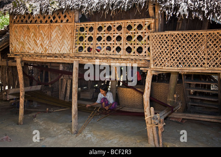 Myanmar, Burma, Kaladan Fluss. Eine Frau Rakhine webt Tuch an ihrem Webstuhl befindet sich unter ihrem Haus Wa Bo Village Stockfoto