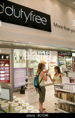 Zwei Mädchen Kauf Duty Free Parfüm, Abflughalle, North terminal Gatwick Flughafen, Vereinigtes Königreich Stockfoto