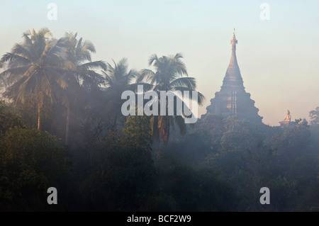 Myanmar, Burma, Mrauk U. Am frühen Morgennebel hüllt einen historischen Tempel von Mrauk U im Rakhine-Stil erbaut. Stockfoto