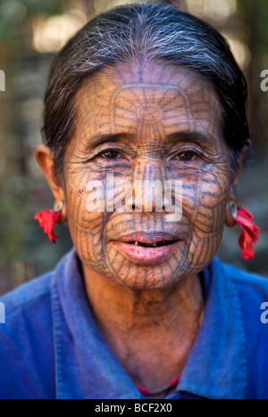 Myanmar, Chin-Staat Kyi Chaung Dorf. Eine Kinn-Frau mit tätowierten Gesicht und Mund gefärbt rot durch Kauen Käfer Nuss. Stockfoto