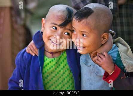 Myanmar, Burma, Rakhine-Staat Gyi Dawma Dorf. Kleine Haarbüschel auf rasierten Köpfen werden geglaubt, um sie zu schützen. Stockfoto