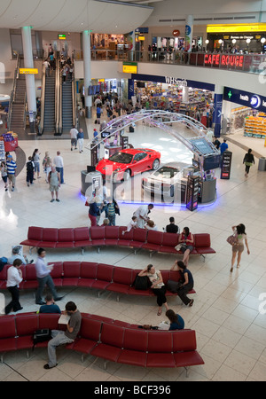 Szene in der Abflughalle, Terminal Nord, Gatwick Flughafen, Vereinigtes Königreich Stockfoto