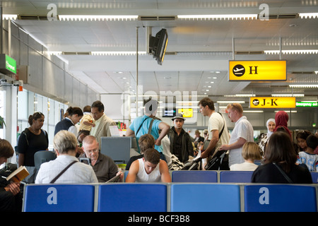 Fluggäste gehen durch das Tor ihrer Flugzeuge zu, North Terminal Gatwick Airport, UK Stockfoto