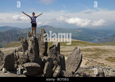 North Wales, Snowdonia. Aktive Frau Wandern und Klettern in den Ogwen Valley, Snowdonia, Nordwales Stockfoto