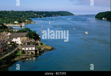 Wales. Die Menai Strait, Anglesey, Nordwales. Eine schmale Wasserfläche die Anglesey Wales Festland trennt. Stockfoto