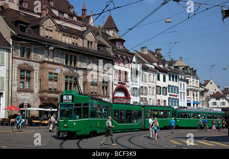 Straßenbahnen in Barfusserplatz mit Kohelenberg im Hintergrund, Basel, Schweiz, Europa Stockfoto