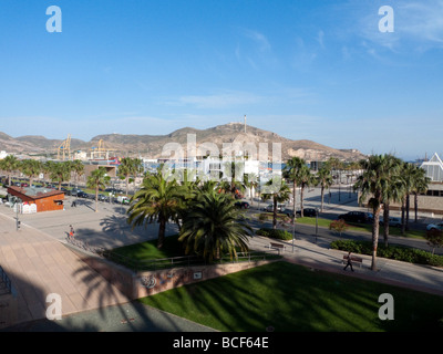 Einen allgemeinen Überblick über Cartagena mit der Promenade und Mittelmeer im Hintergrund Stockfoto