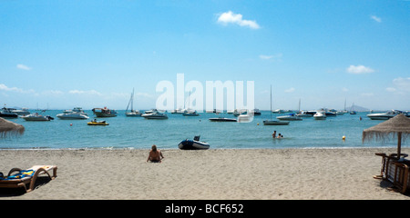 Strand und Boote durch einen Balken auf das Mar Menor (Binnenmeer), la Manga, Spanien Stockfoto