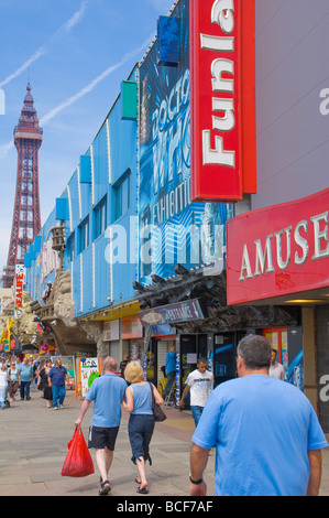 Vergnügungen und Turm auf Blackpool Promenade Lancashire England UK United Kingdom GB Great Britain Stockfoto