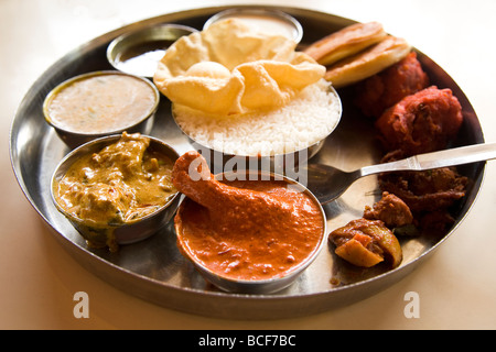 Eine traditionelle indische Thali (manchmal auch einfach als Mahlzeit) wird serviert. Dies ist ein nicht-vegetarische Thali. Stockfoto