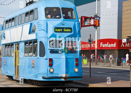 Elektrische Straßenbahn entlang der Goldenen Meile Blackpool Lancashire England UK Vereinigtes Königreich GB Grossbritannien reisen Stockfoto