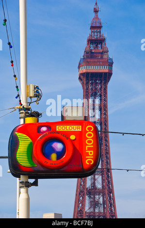 Straße Illuminationen und Blackpool Tower entlang der golden Mile Lancashire England UK United Kingdom GB Great Britain Stockfoto