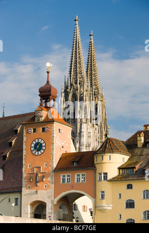 Deutschland, Bayern/Bayern, Regensburg, Ansicht von Donau und der steinernen Brücke Stockfoto