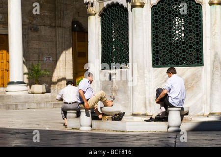 Türkei, Istanbul, außen neue Moschee oder Yeni Cami, fertige 1663 Männer Hände waschen & Füße vor beten an Waschungen Springbrunnen Stockfoto