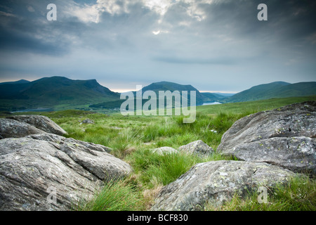 Llyn-y-Gader, Llyn-y-Dywarchen, Mynydd Mawr und Mynydd Drws-y-Coed von Rhyd Ddu Fußweg an den unteren Hängen des Snowdon Stockfoto