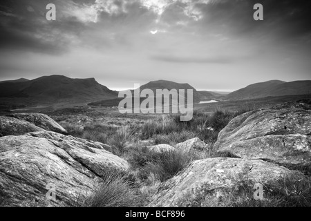 Llyn-y-Gader, Llyn-y-Dywarchen, Mynydd Mawr und Mynydd Drws-y-Coed von Rhyd Ddu Fußweg an den unteren Hängen des Snowdon Stockfoto